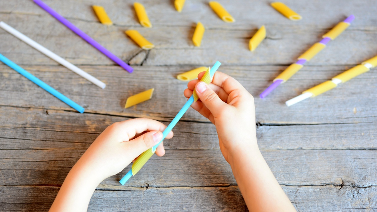 Makaronų vėrimas ant šiaudelių